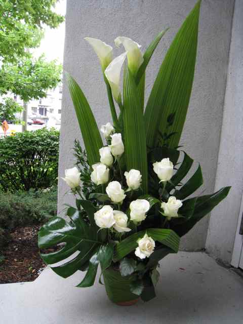 Callas et roses blanches - Fleuriste Abaca