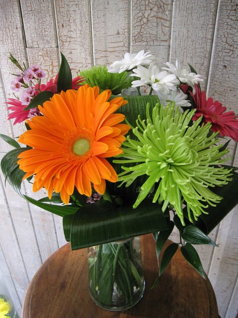 Bouquet Vibrance - Gerbera, marguerite, fuji, waxflowers. - Fleuriste Abaca