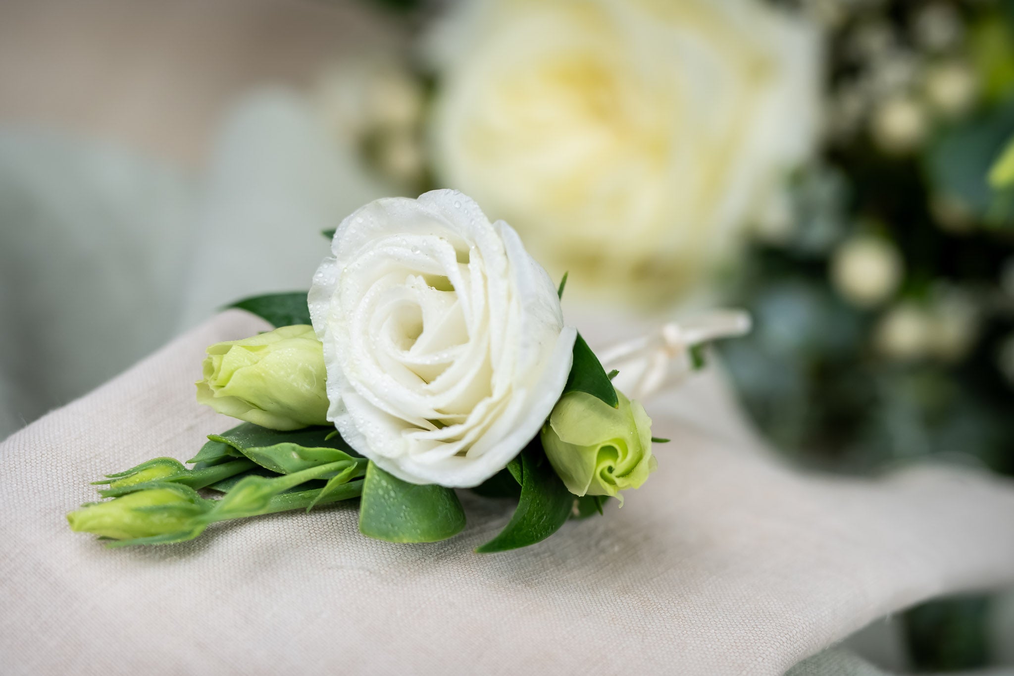 Boutonnière de lisianthus - Fleuriste Abaca