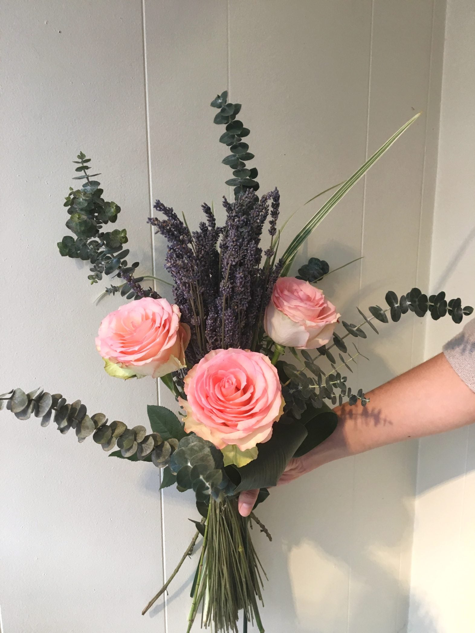 Roses, lavande et eucalyptus - Fleuriste Abaca