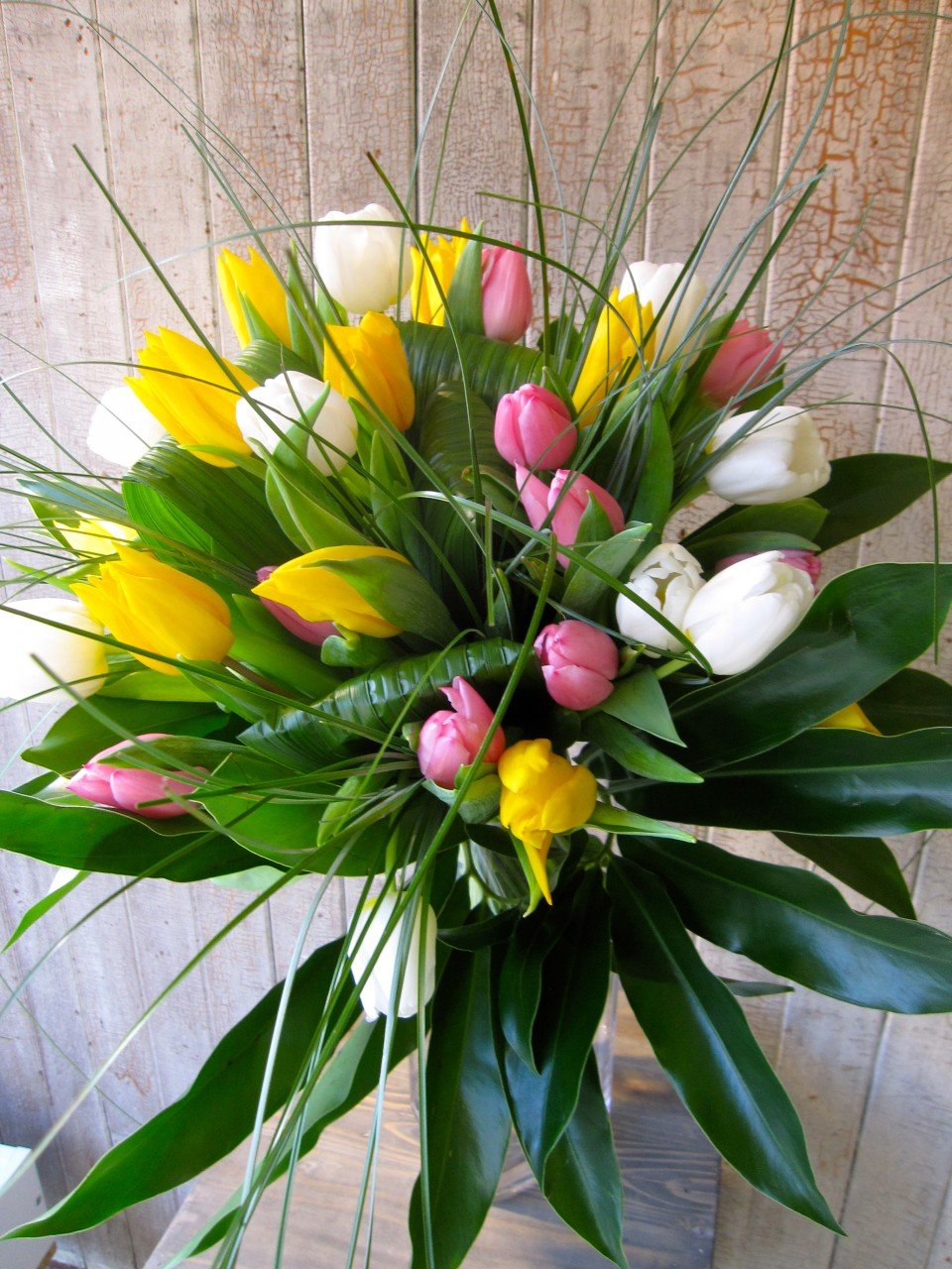 Bouquet de tulipes au feuillage libre - Fleuriste Abaca