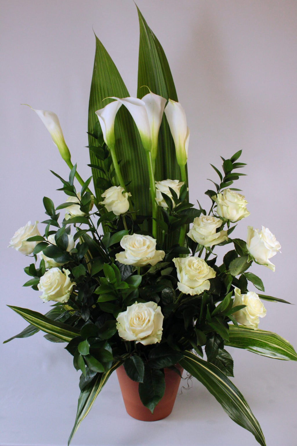 Callas et roses blanches - Fleuriste Abaca