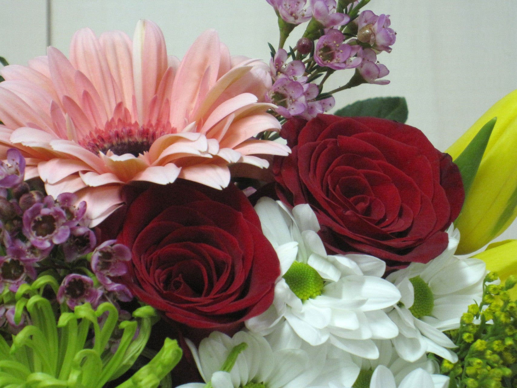 Bouquet de fleurs avec deux roses rouges - Fleuriste Abaca
