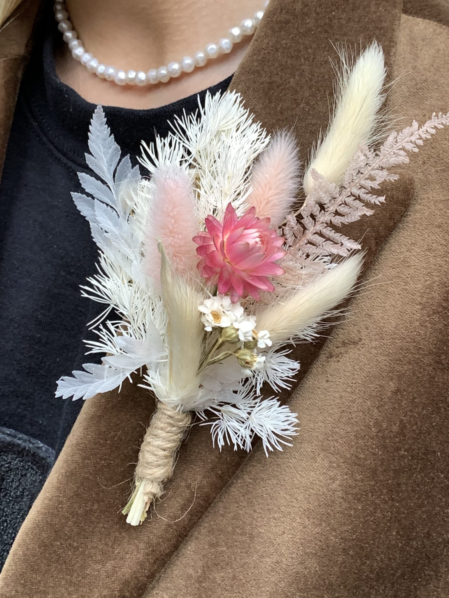 Boutonnière avec fleurs séchées douces - Fleuriste Abaca