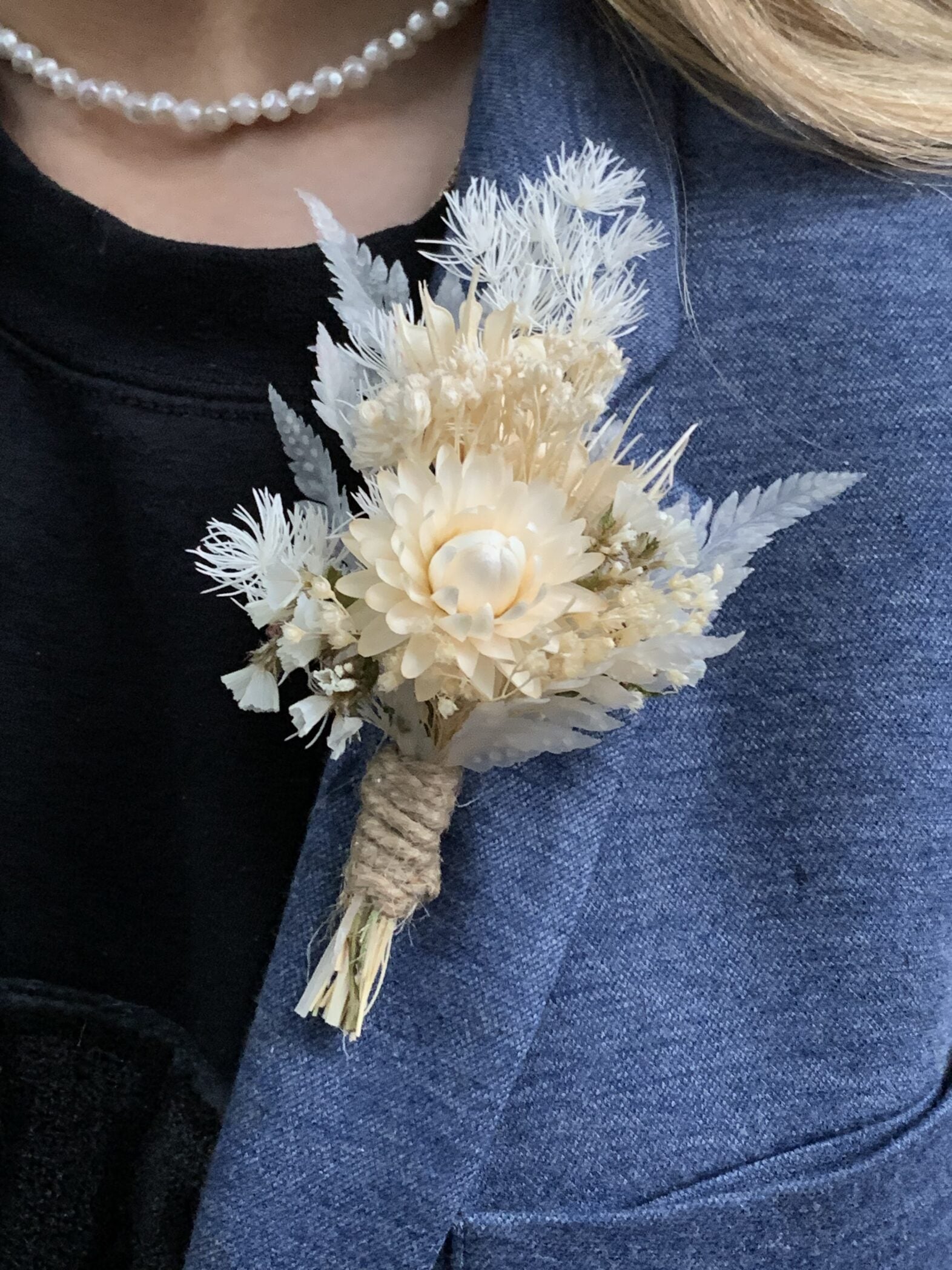 Boutonnière ivoire avec fleurs séchées - Fleuriste Abaca