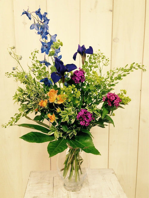 Élan sauvage - Delphinium, iris, roses en branche. - Fleuriste Abaca
