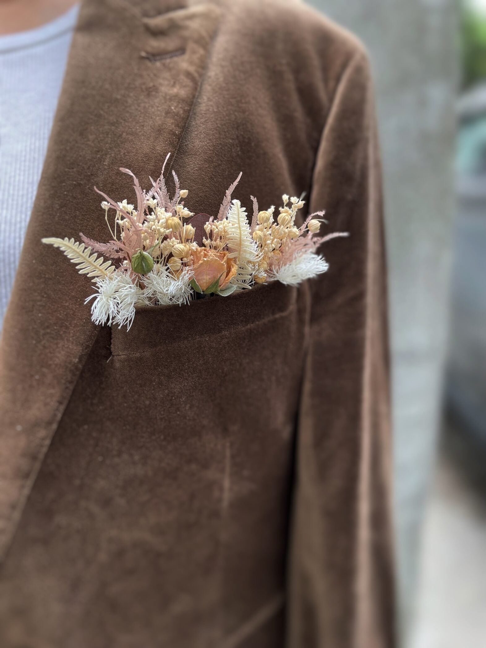 Boutonnière de poche avec fleurs séchées - Fleuriste Abaca
