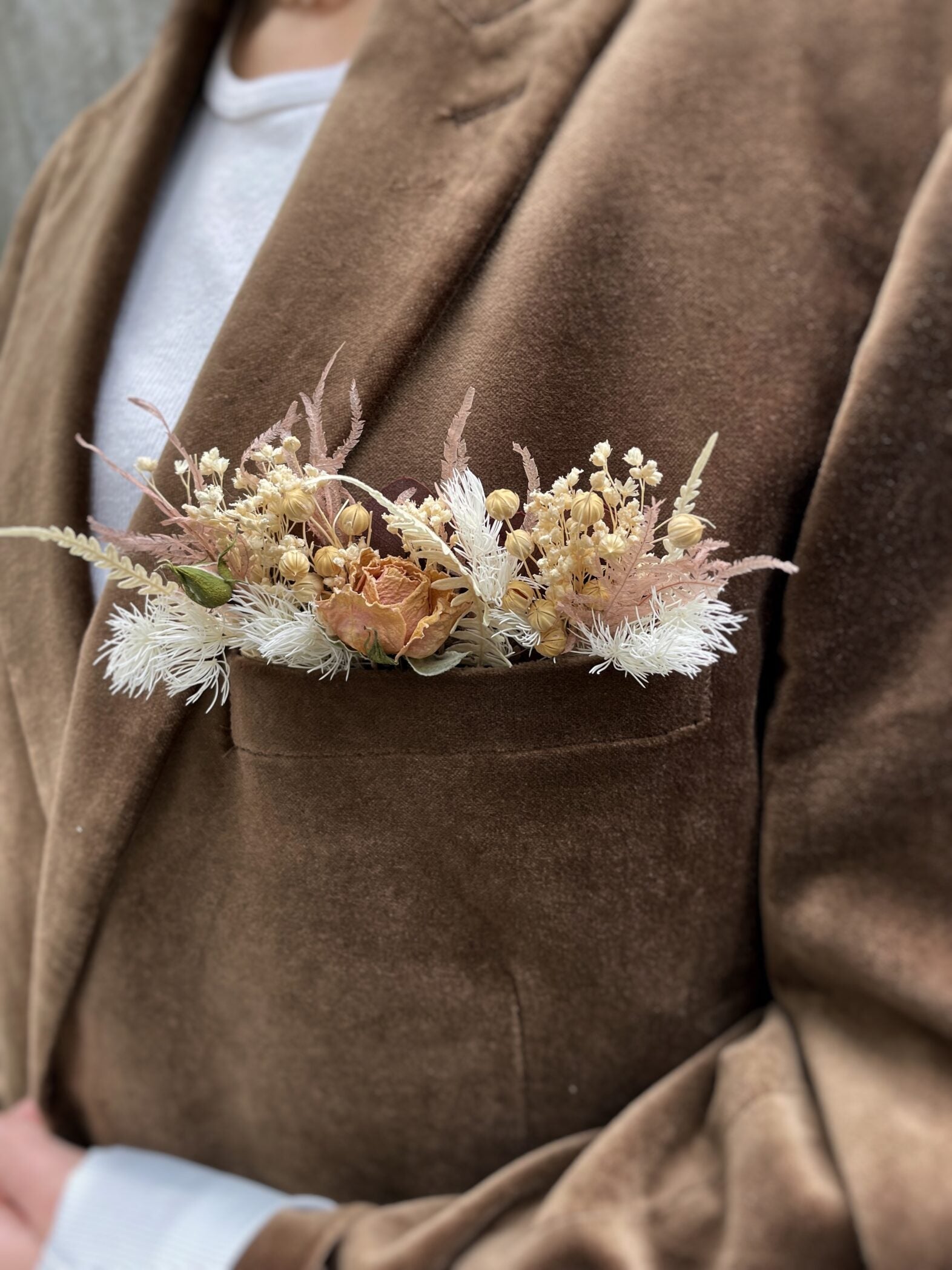 Boutonnière de poche avec fleurs séchées - Fleuriste Abaca