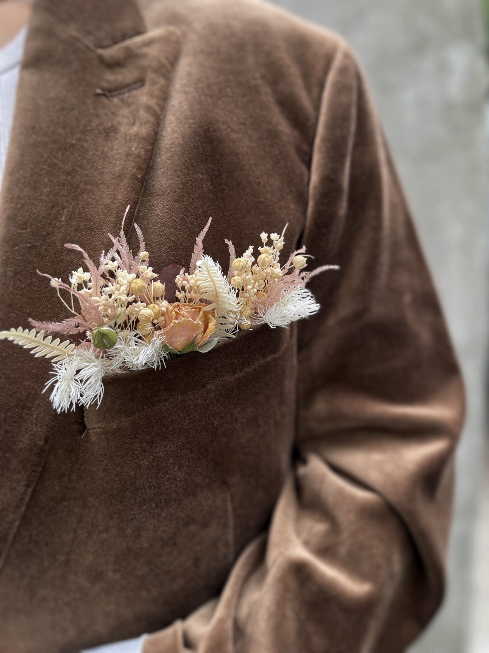 Boutonnière de poche avec fleurs séchées - Fleuriste Abaca