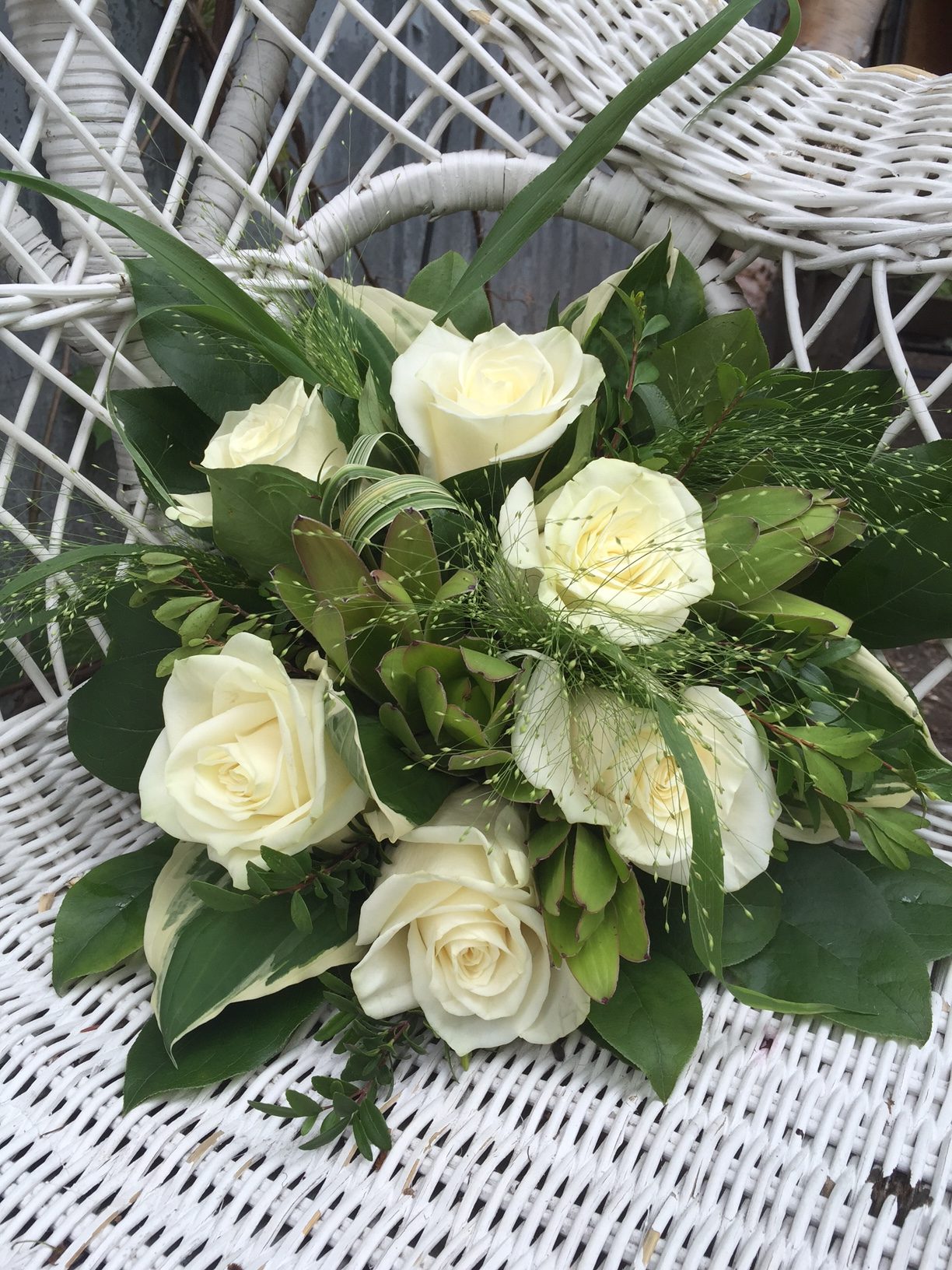 Roses blanches et graminées - Fleuriste Abaca