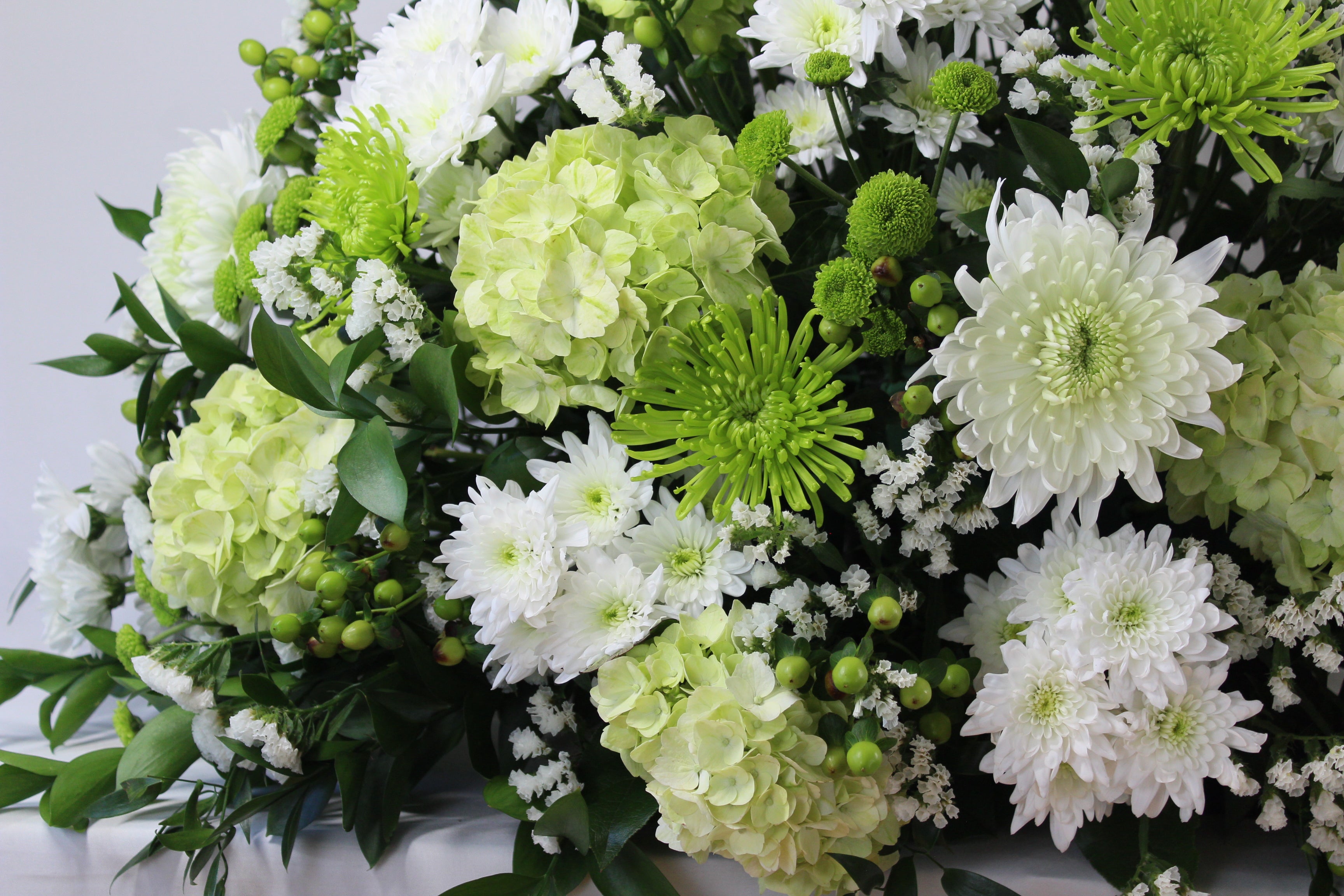 Coussin de fleurs pour cercueil Vert et blanc - Fleuriste Abaca