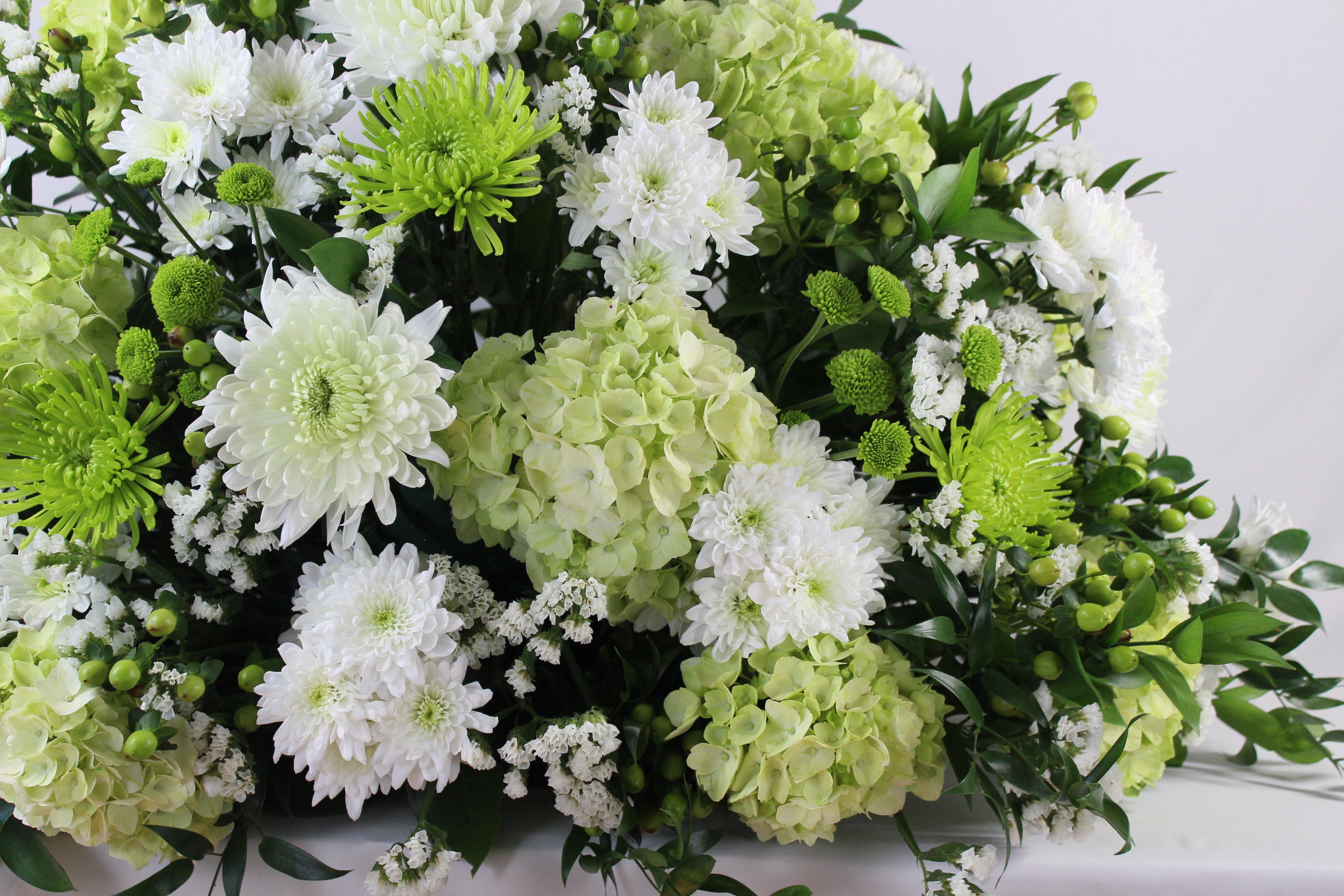 Coussin de fleurs pour cercueil Vert et blanc - Fleuriste Abaca