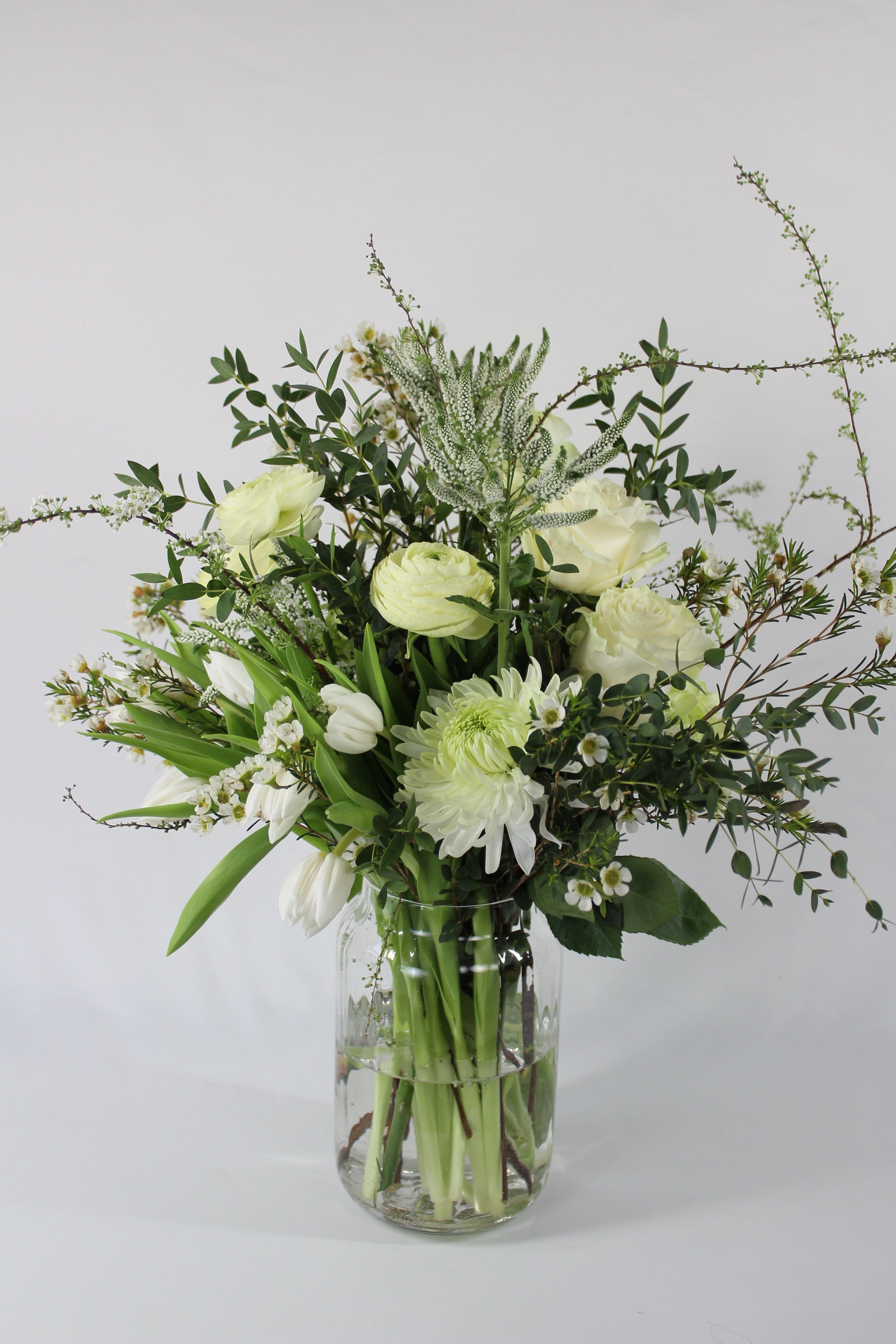 Arrangement de fleurs blanches dans leur vase - Fleuriste Abaca