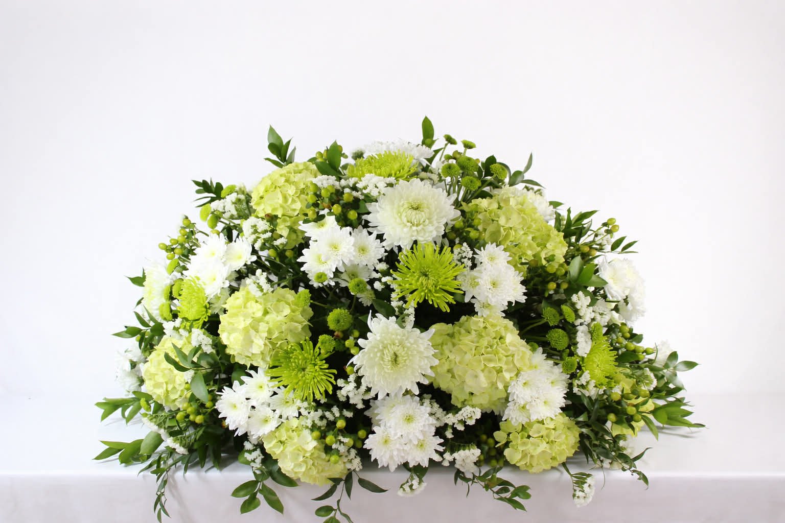 Coussin de fleurs pour cercueil Vert et blanc - Fleuriste Abaca