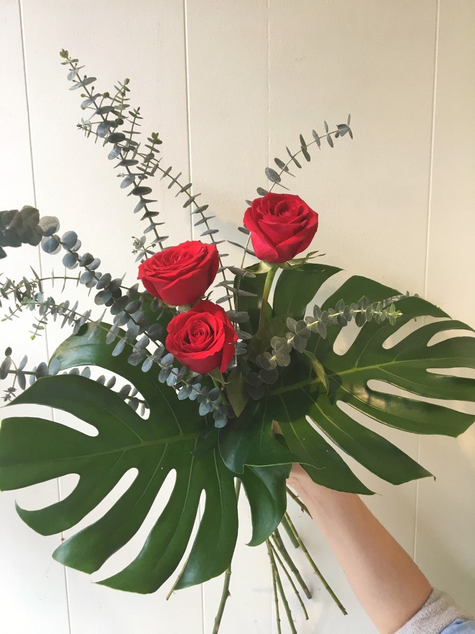 Roses rouges et eucalyptus - Fleuriste Abaca